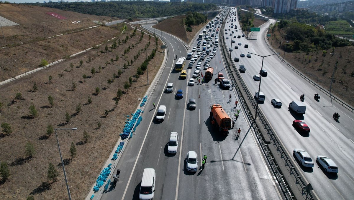 Kamyondan düşen cam damacanalar trafiği kilitledi