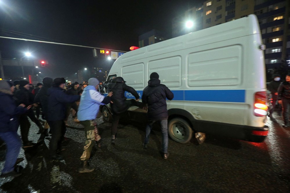 Kazakistan’ın Almatı şehrinde protestocular Valilik binasına girdi, başkentte OHAL ilan edildi - 36
