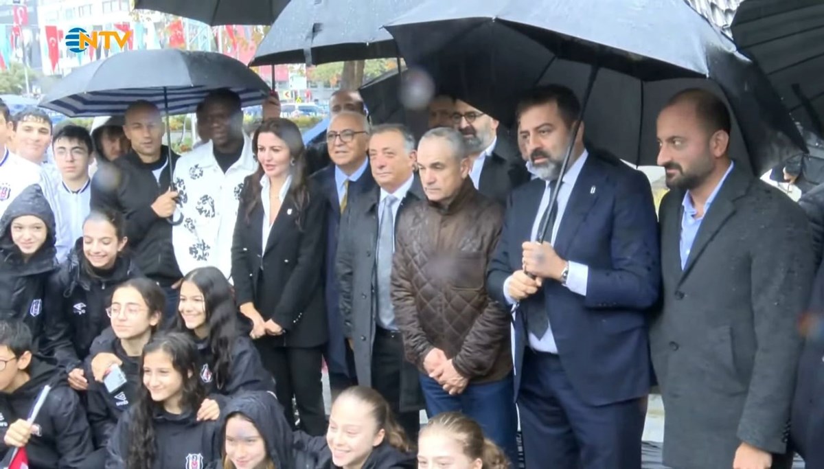 Beşiktaş'tan Cumhuriyetin 100. yılına özel kartal heykeli Beşiktaş'tan Cumhuriyetin 100. yılına özel kartal heykeli