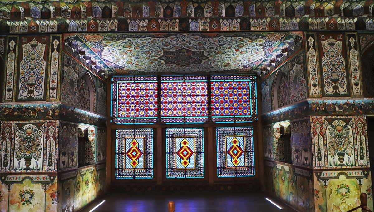 Azerbaycan'ın UNESCO Dünya Miras Listesi'ndeki Şeki Han Sarayı turist akınına uğruyor