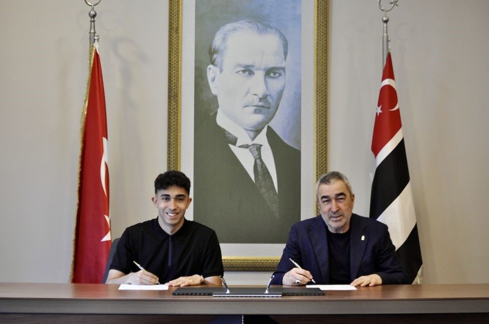 Beşiktaş, Arda Berk Özüarap ile profesyonel sözleşme imzaladı - 1