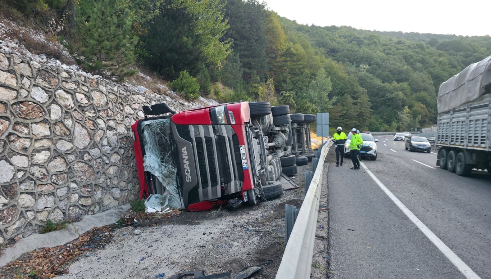 Bursa'da hayvan yemi yüklü TIR devrildi: İki kişi ağır yaralı