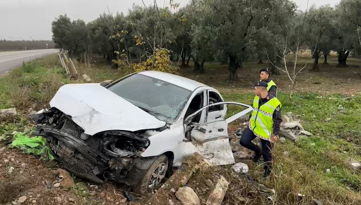 Kontrolden çıkan araç su kanallarını parçalayarak tarlaya uçtu: 2 yaralı