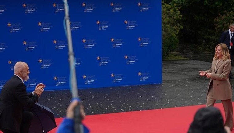 Arnavutluk lideri, İtalya Başbakanı'nı diz çökerek karşıladı