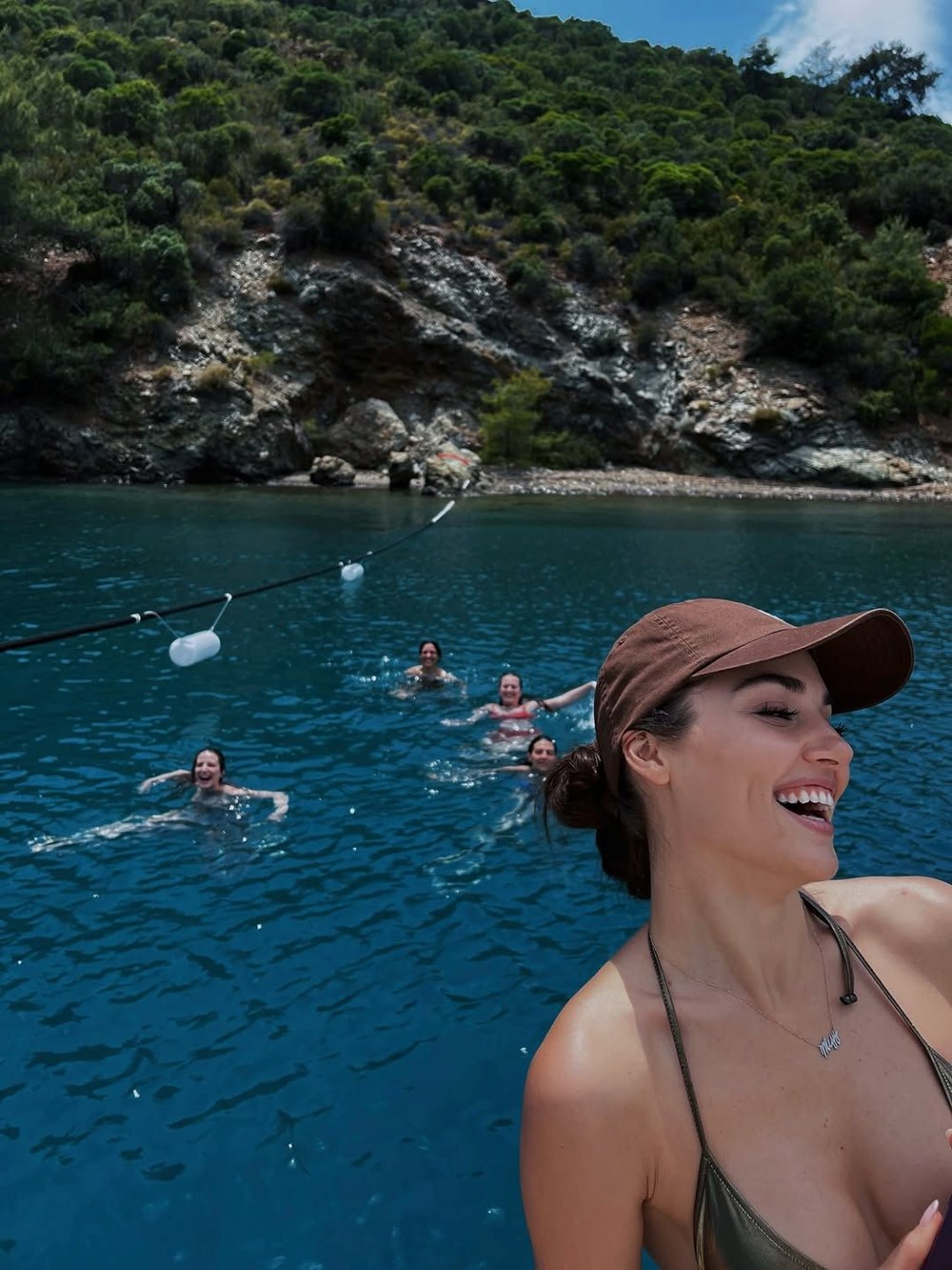 Hande Erçel tekne pozlarıyla beğeni topladı - 4