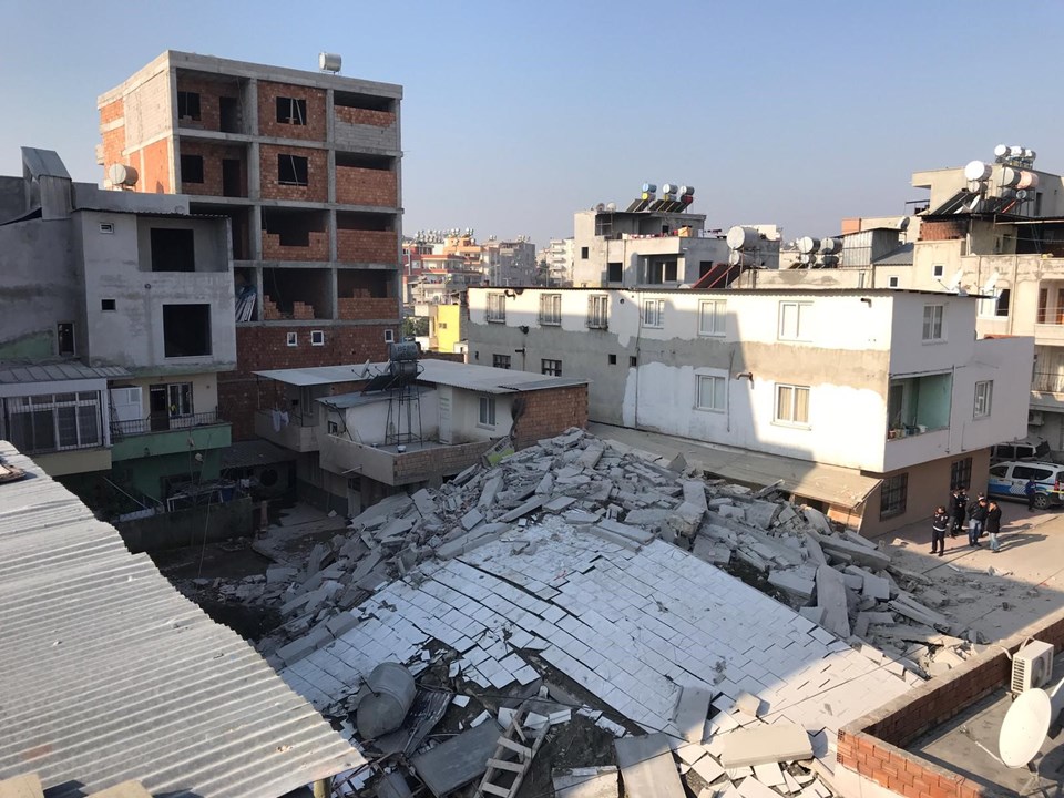 Mersin'de 5 katlı bina çöktü - 1