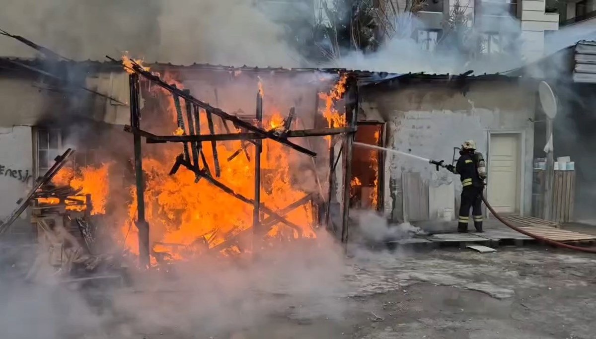 Gebze'de depo alev alev yandı