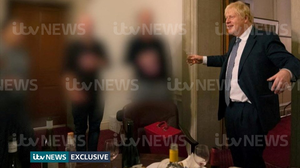 Karantinada parti skandalı: Boris Johnson'ın yeni fotoğrafı ortaya çıktı - 1