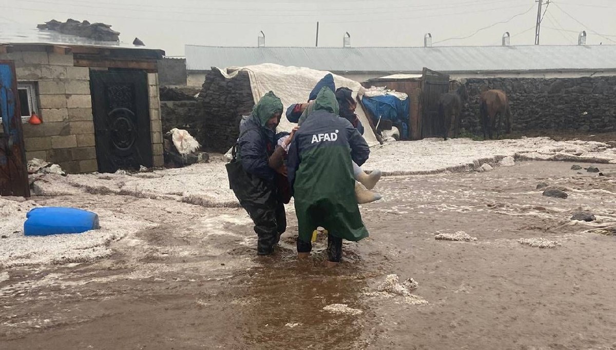 Kars'ı sel vurdu