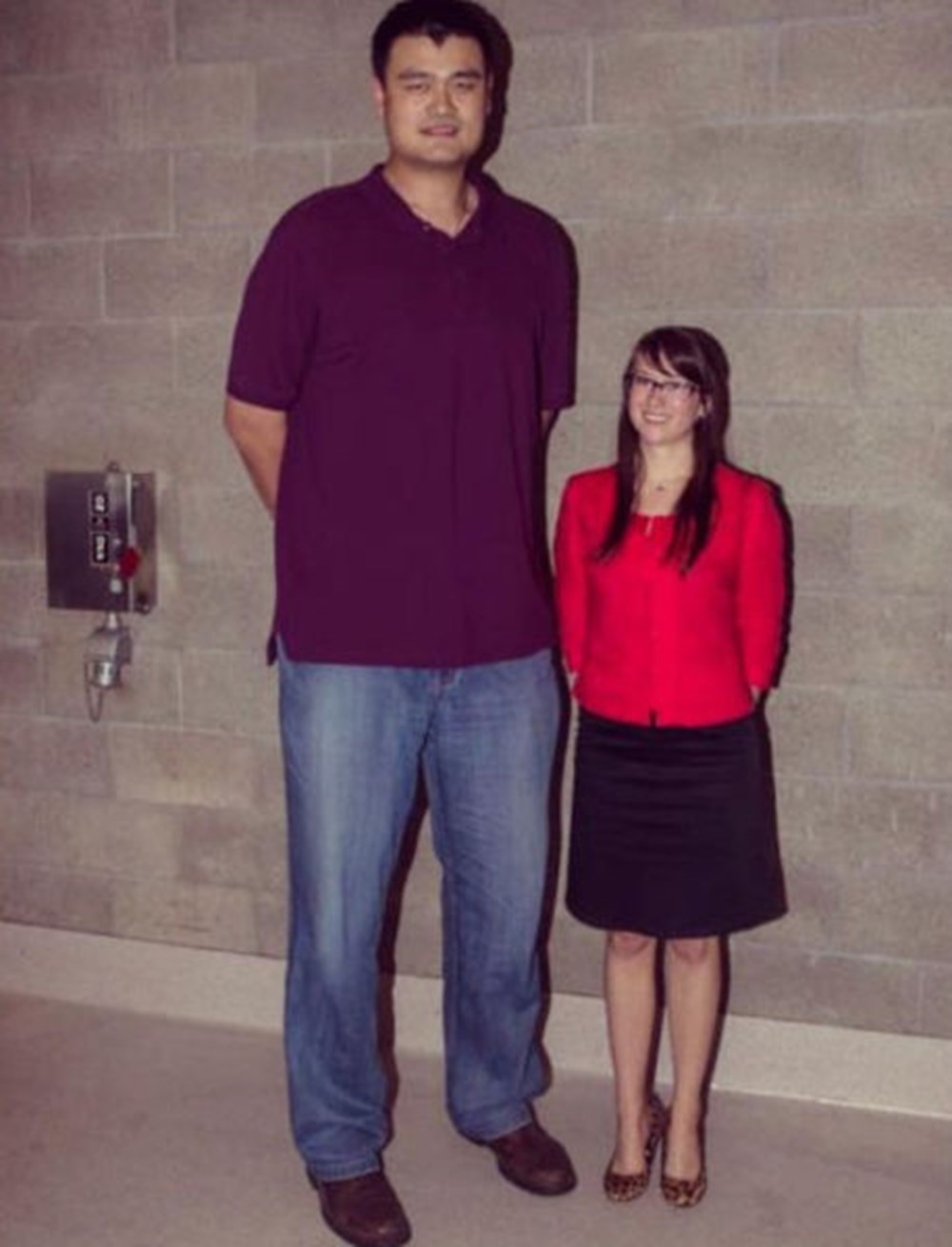 Человек ростом 2 40. Яо мин рост. Рост баскетболиста Yao Ming. Человек 2 метра ростом. Человек ростом 230 см.