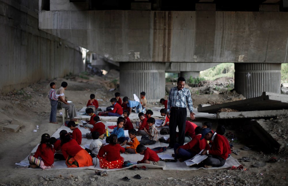 Мальчик на мосту. Мостик для детей. Мальчик на мосту. Картинки мальчик и мост. Монохромные фотографии.