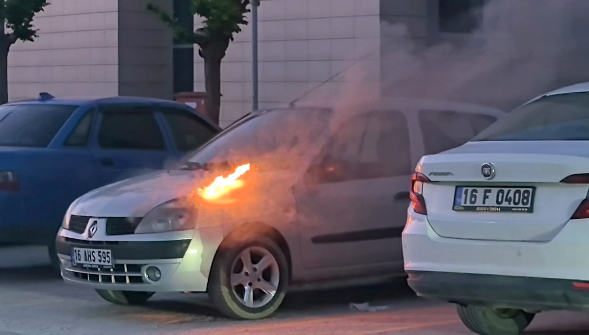 Hastane otoparkında araç yangını Hastane otoparkında araç yangını
