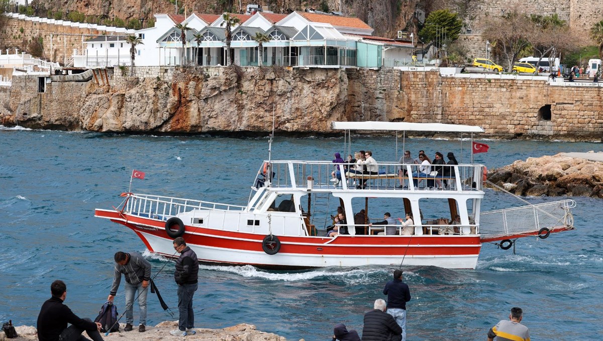 Antalya'daki turistik tekneler yaz sezonu için gün sayıyo