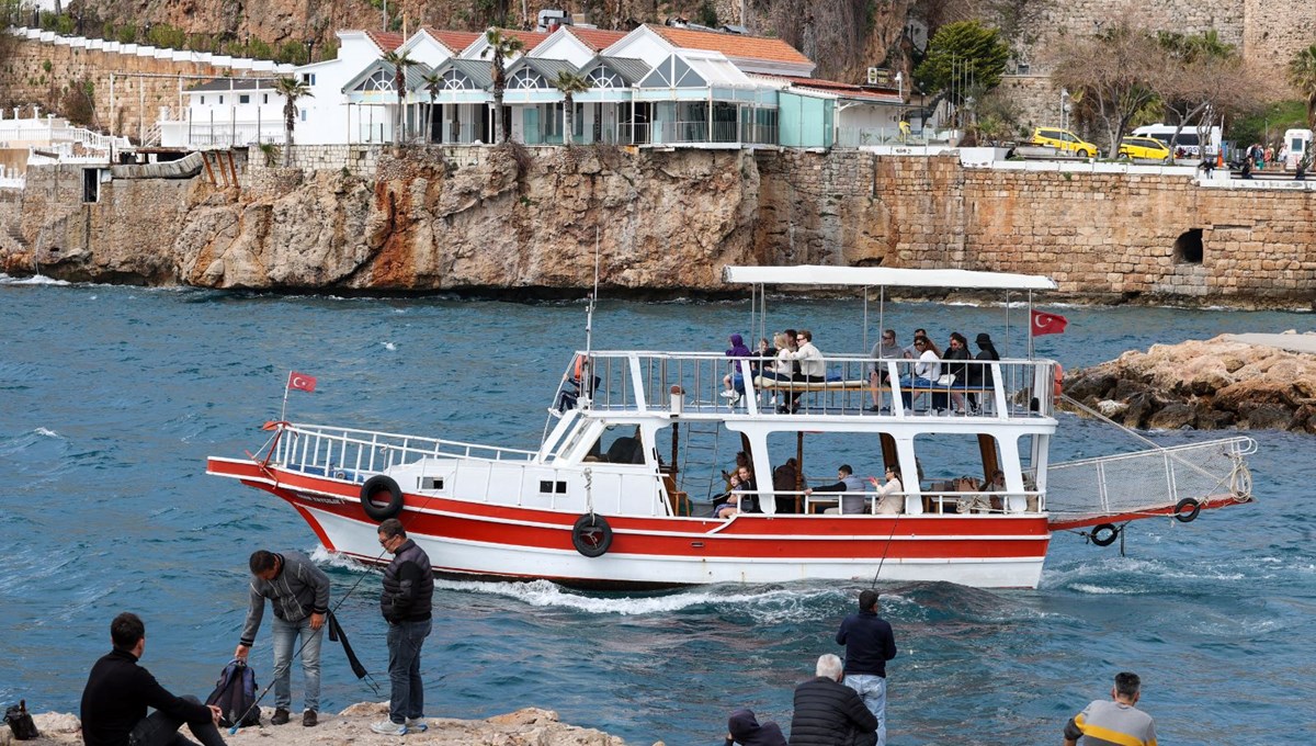 Antalya'daki turistik tekneler yaz sezonu için gün sayıyo Antalya'daki turistik tekneler yaz sezonu için gün sayıyo
