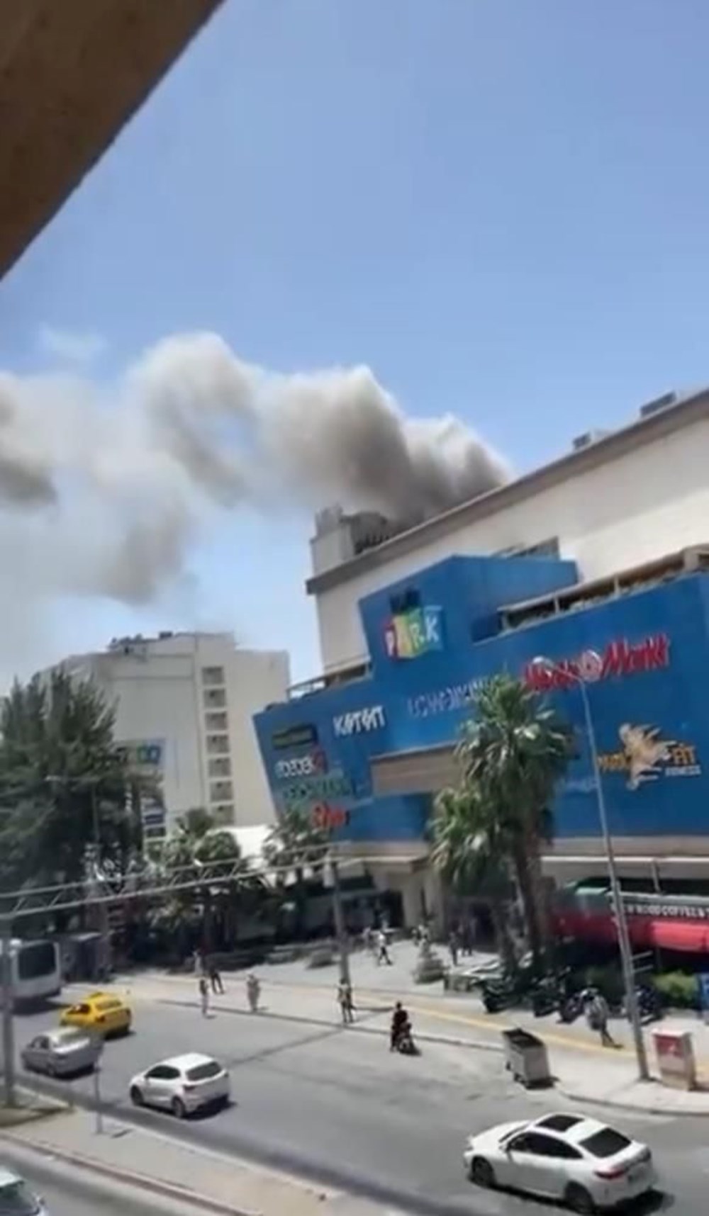 İzmir’deki AVM’de yangın paniği - 1