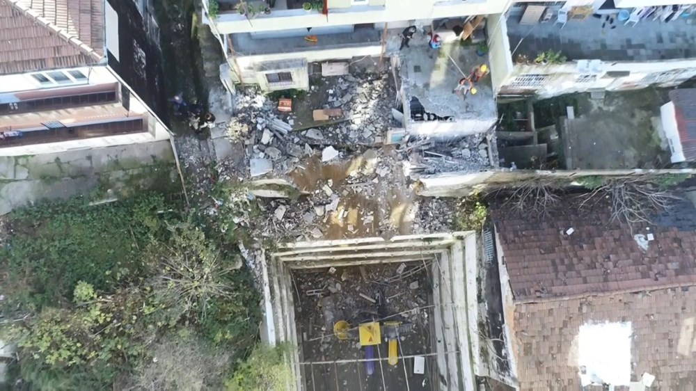 Beton parçaları çocuk parkına düştü - 5