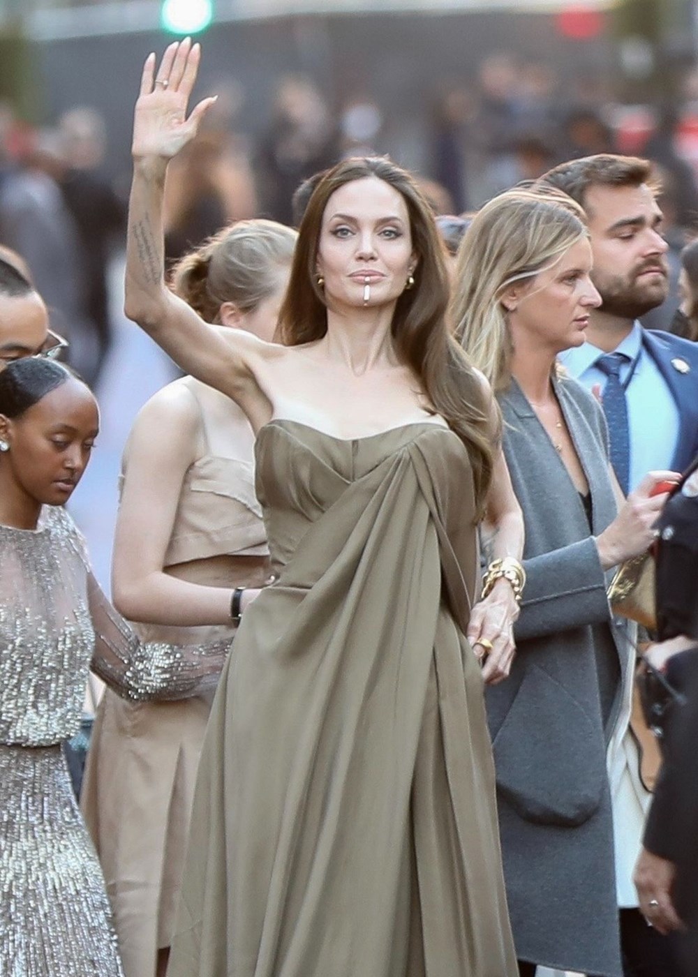 Angelina Jolie, Eternals galasına çocuklarıyla katıldı - 9