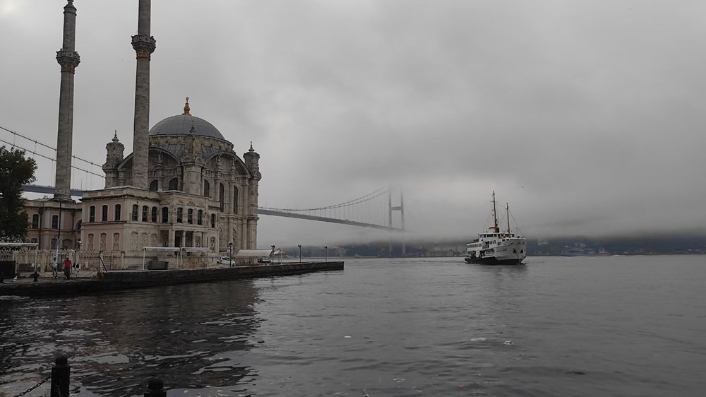 İstanbul Boğazı sis altında: Görüş mesafesi düştü - 1