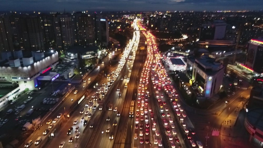 Hafta sonu kısıtlaması öncesi İstanbul trafiği kilit - 12