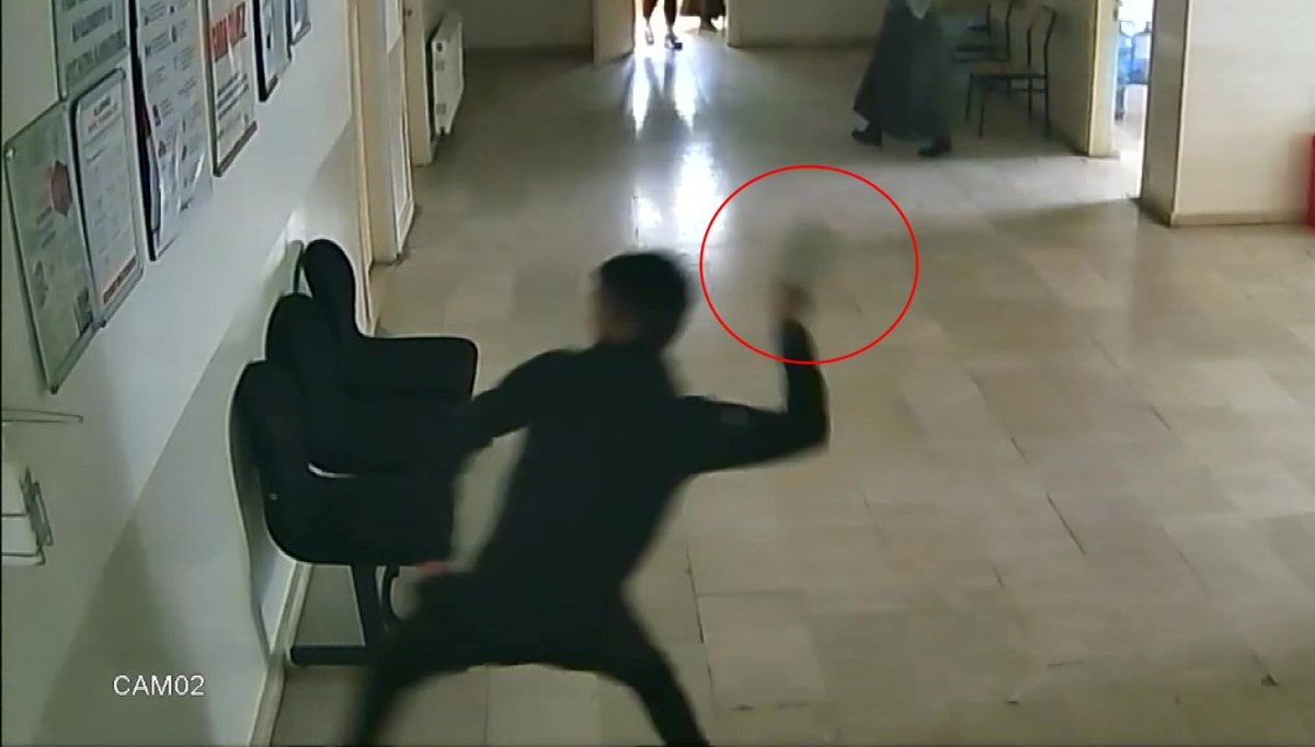 Aile sağlığı merkezinde satırlı saldırgan paniği