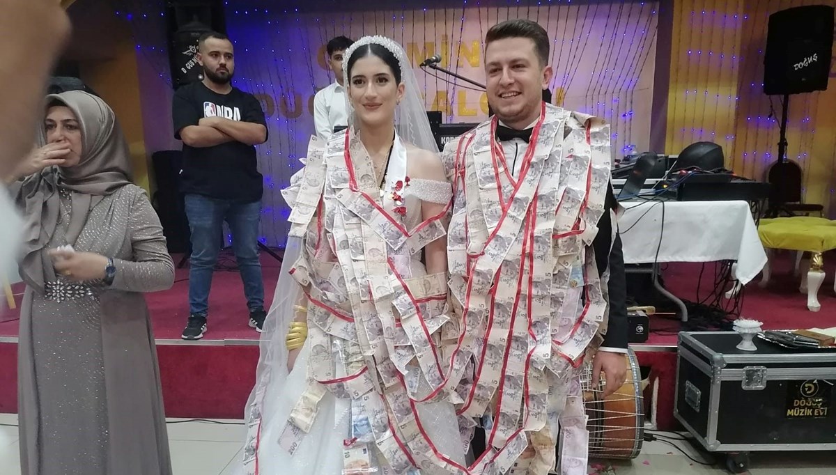 Gelin ve damada 45 metrelik takı sürprizi Gelin ve damada 45 metrelik takı sürprizi