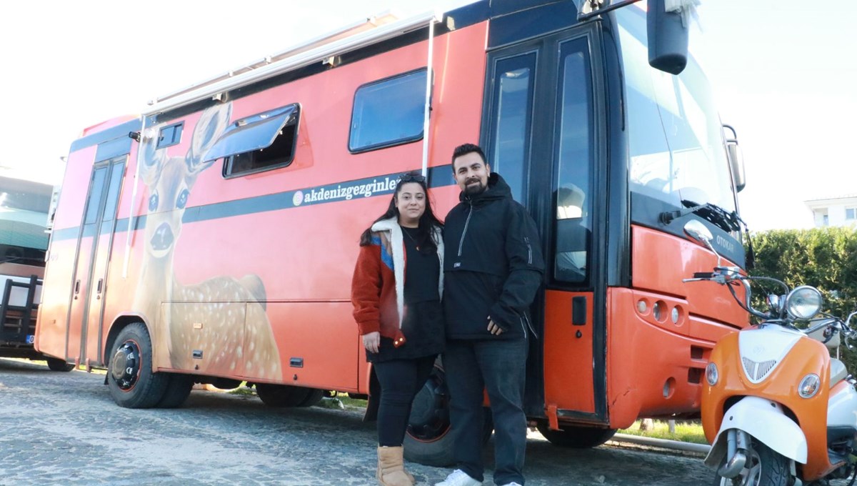Yeni evli çift karavana çevirdikleri otobüste yaşıyor