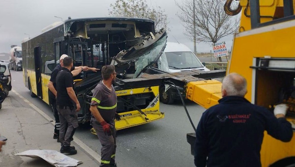 İETT otobüsleri kafa kafaya çarpıştı: Yaralılar var İETT otobüsleri kafa kafaya çarpıştı: Yaralılar var