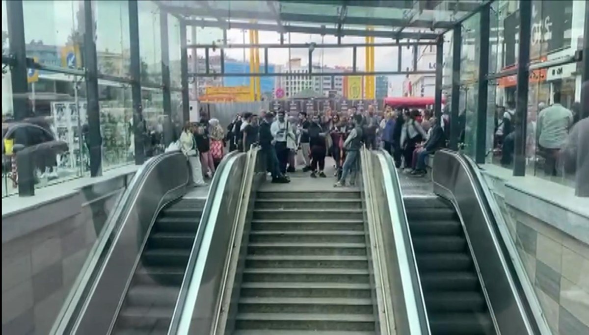 Şişli-Mecidiyeköy Metro İstasyonu'nda intihar girişimi: İstasyon kapatıldı, seferler aksıyor Şişli-Mecidiyeköy Metro İstasyonu'nda intihar girişimi: İstasyon kapatıldı, seferler aksıyor
