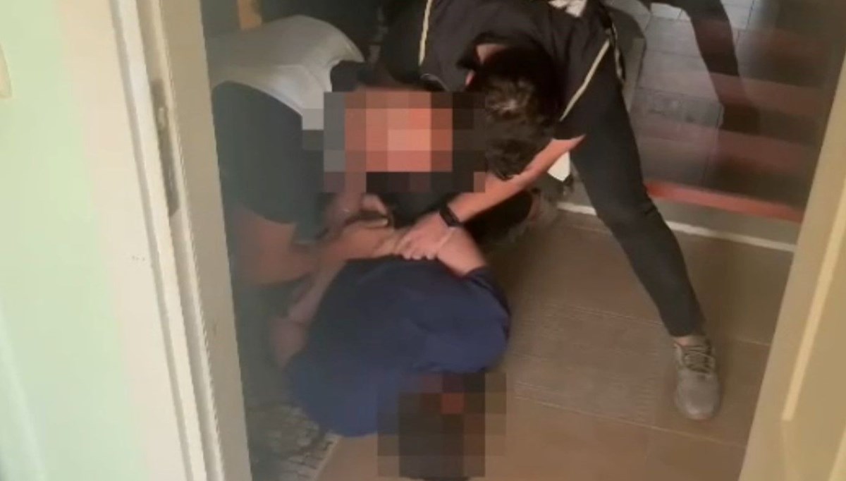 Kırmızı bültenle aranan şahıs operasyonla yakalandı Kırmızı bültenle aranan şahıs operasyonla yakalandı