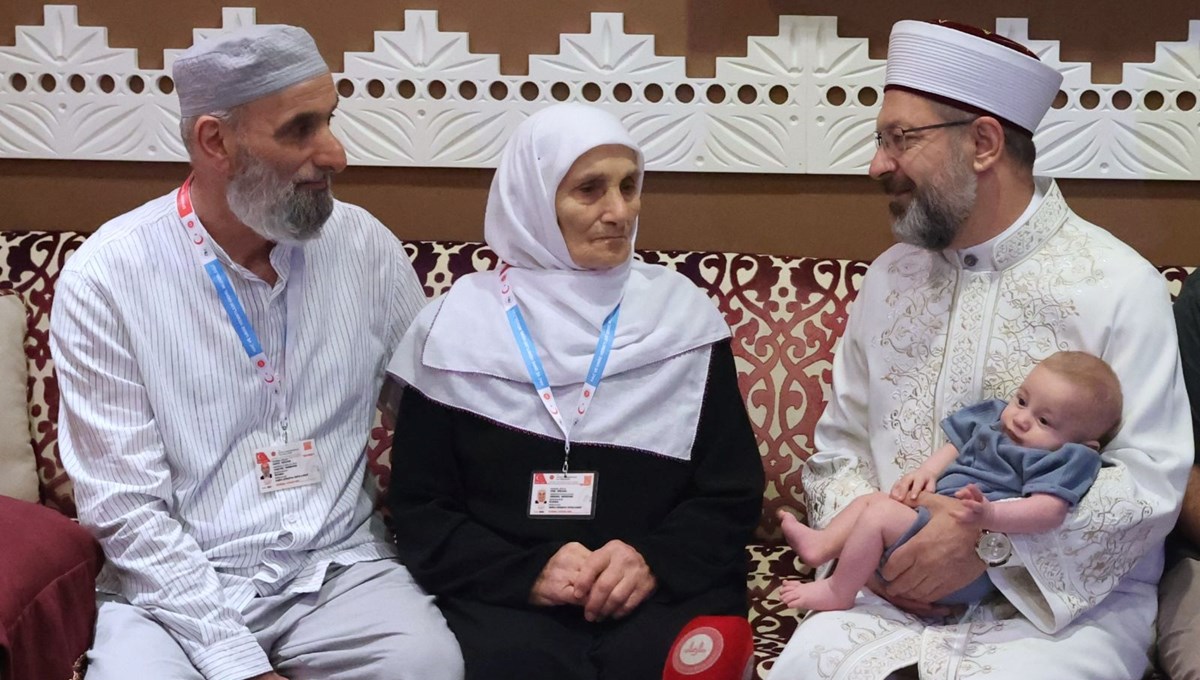 Diyanet Başkanı Erbaş, en küçük ve en yaşlı hacı adaylarıyla buluştu