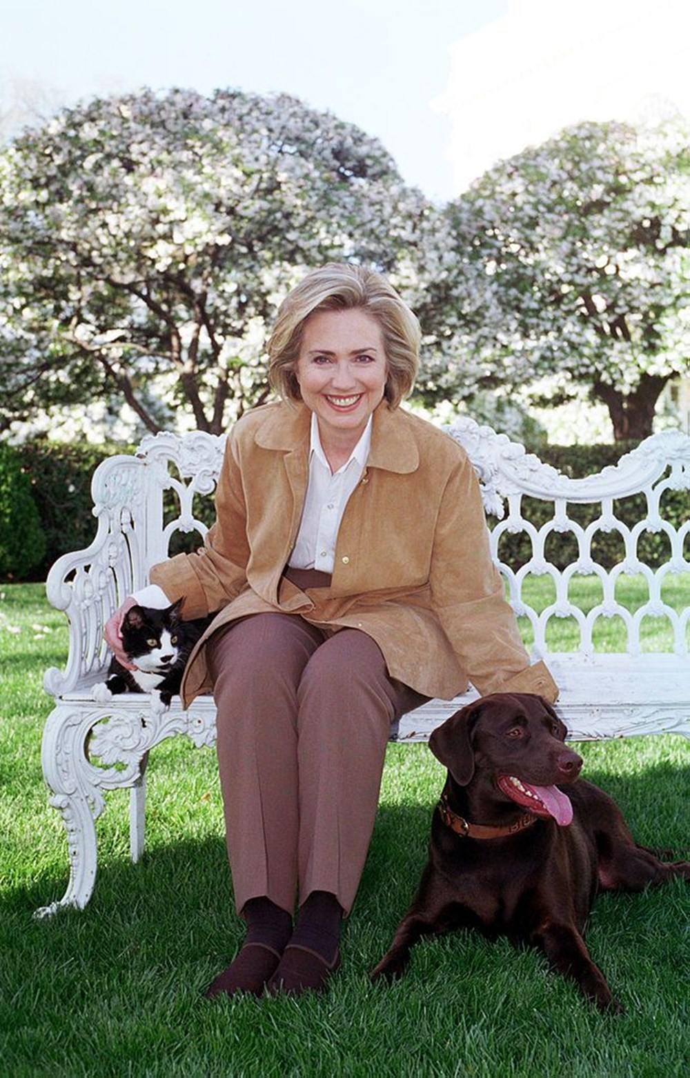 Joe Biden, Beyaz Saray’a sahiplendiği iki köpeği ile taşınacak (Beyaz