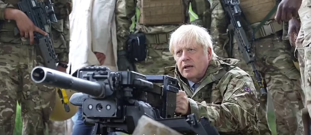 Boris Johnson, İngiltere'de eğitim gören Ukraynalı askerleri ziyaret etti: El bombası attı - 6