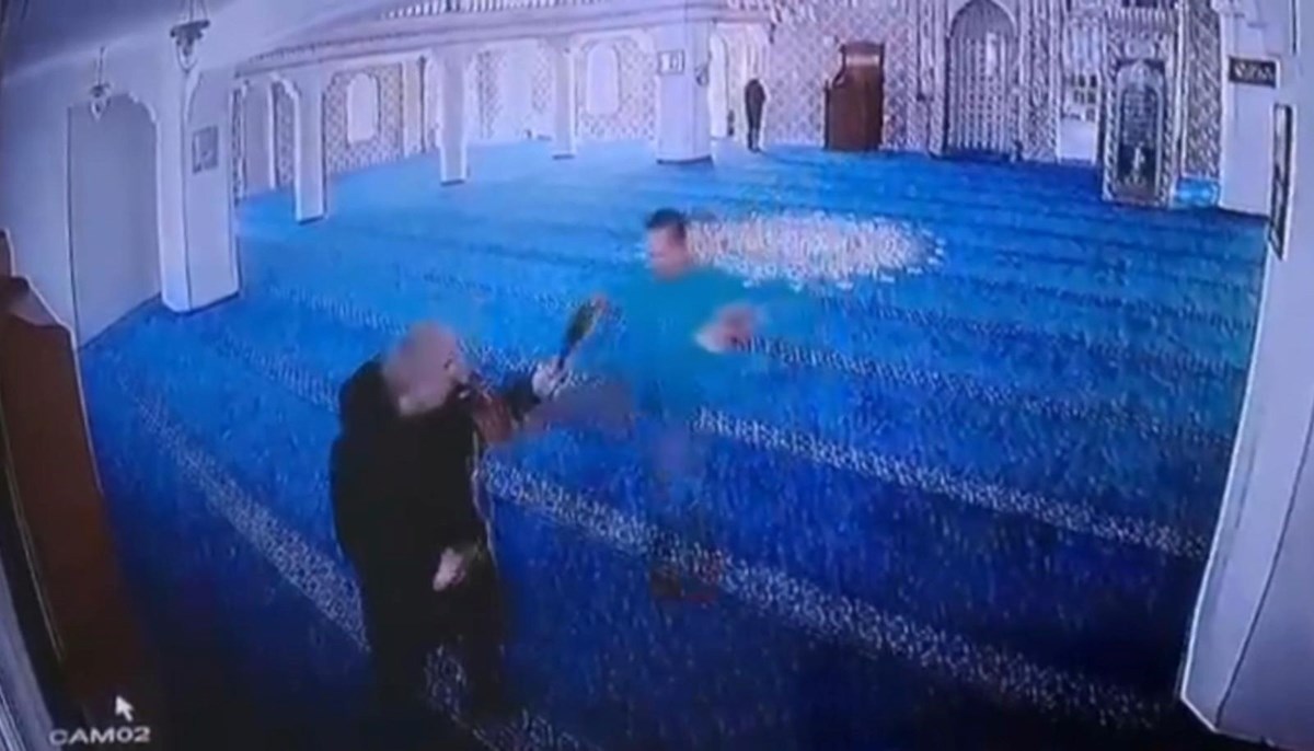 Maslak'ta cuma namazında kavga Maslak'ta cuma namazında kavga