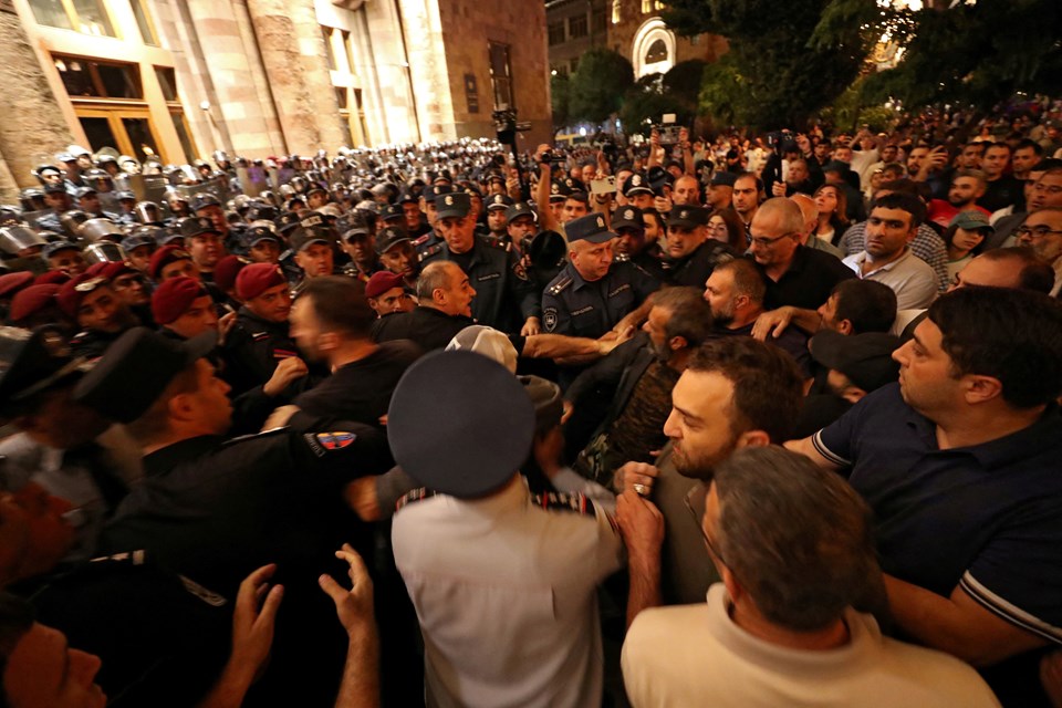 Ermenistan'da darbe girişimi: Paşinyan'a suikast iddiası - 2