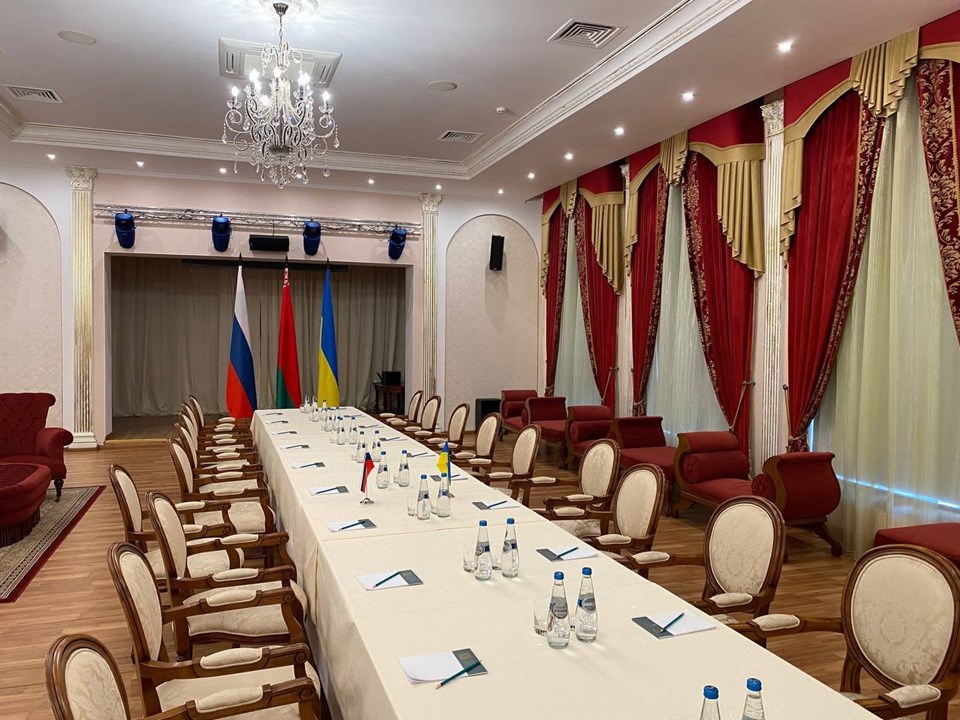 Belarus Dışişleri Bakanlığı, müzakerelerin yürütüleceği masayı paylaştı
