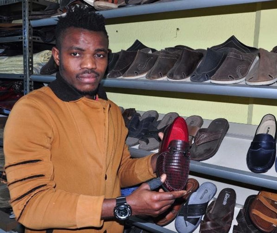 Nijeryalı futbolcu, Manisa'da ayakkabıcı oldu - 1