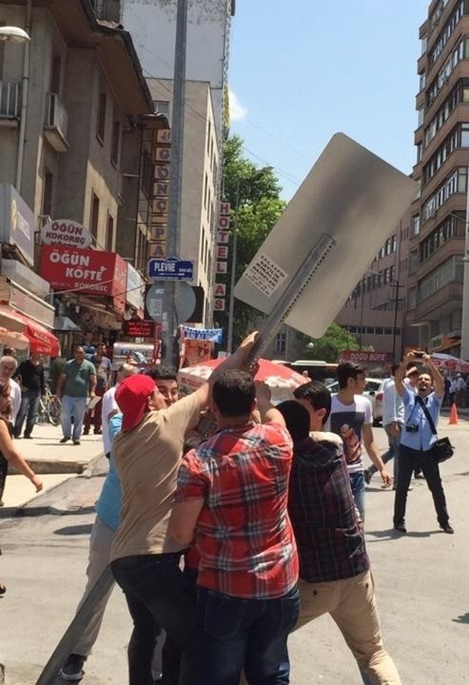 Ankara'da otopark protestosunda silahlı saldırı: 1 ölü - 1