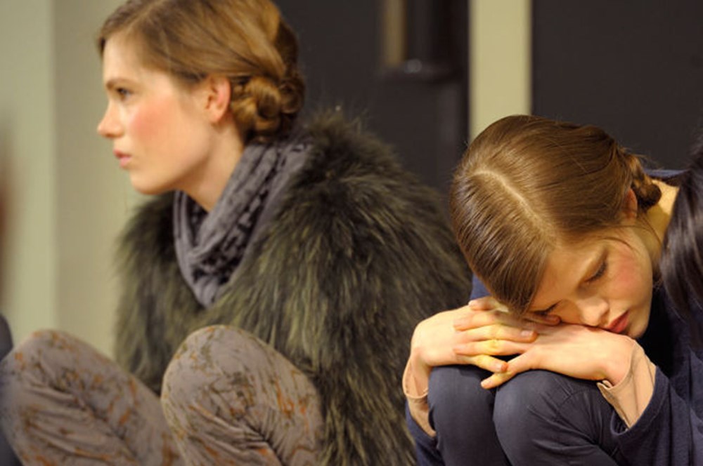 Гордая женщина. Жизненные истории и рассказы ютуб девушка на превью. Рассказывает и жизни девушку которая. Мужчина с девушкой в кафе. Две подружки.