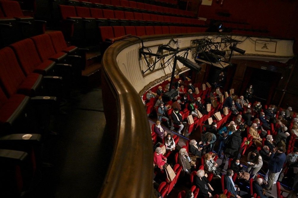 Madrid'de corona virüs aşısı olan yaşlılar için tiyatroda özel gösterim - 3