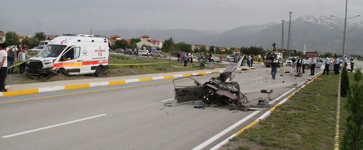 Erzincan'da Katliam Gibi Kaza! 3 ölü, 8 Yaralı - Son Dakika Türkiye ...