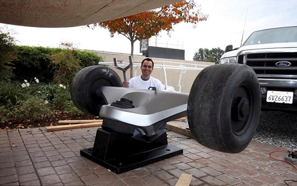 Самый большой скейт в мире. Гигантский скейтборд. Самый большой скейт парк в мире. Необычные средства передвижения. Самые большие скейты в мире.