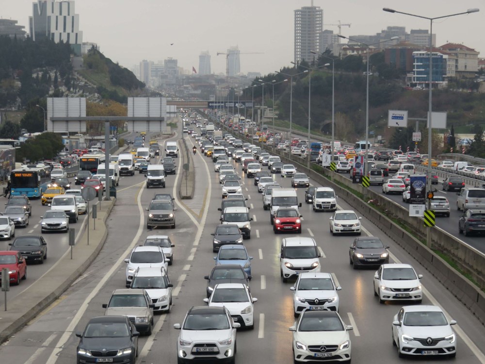 İstanbul'da hafta sonu kısıtlaması öncesi trafik yoğunluğu - 3