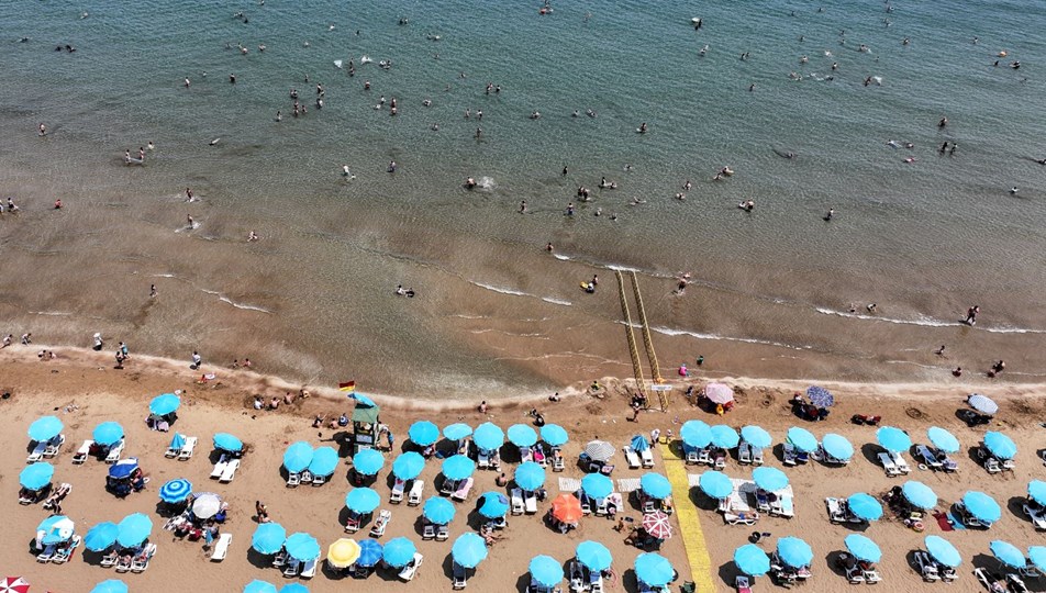 Mersin'in plajlarında bayram yoğunluğu