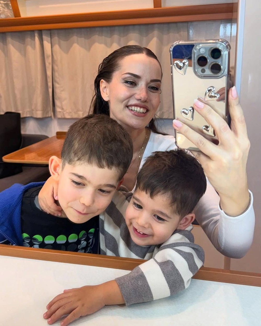 Fahriye Evcen ve oğullarından karavan pozları 77 vrCoGrYoPESGpG 8 5 BnA