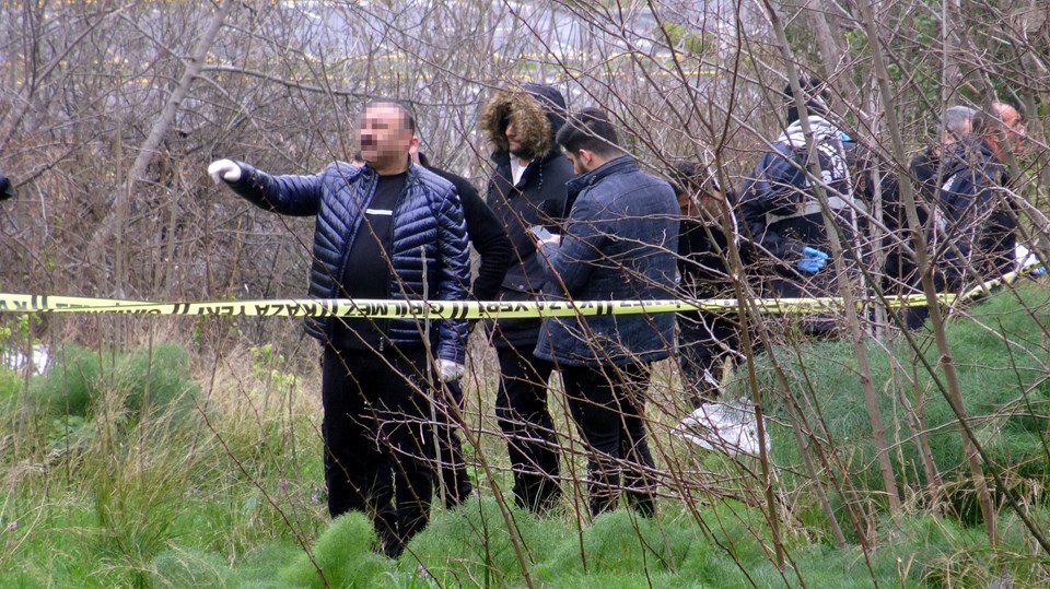 İstanbul'da site parmaklıklarına asılı ceset bulundu - 1