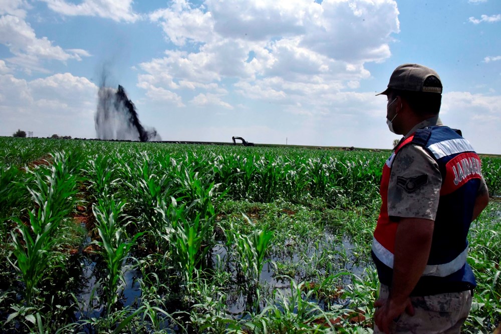 Şanlıurfa'da boru hattı delindi, ham petrol metrelerce yükseğe fışkırdı - 5