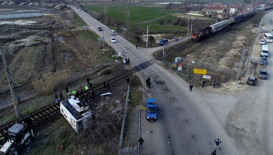 Kırklareli'nde yolcu treninin işçi servisine çarpması sonucu 27 kişi yaralandı