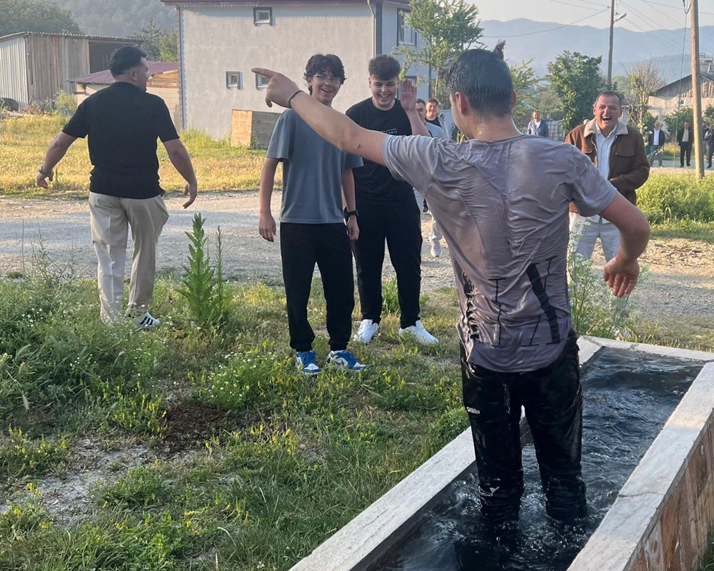 Yarım asırlık gelenek: Bayram namazına gelmeyeni buz gibi suda uyandırdılar - 4