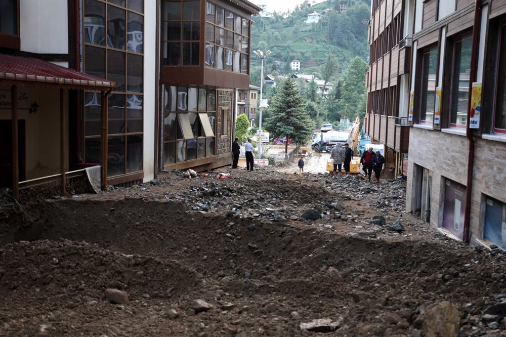 Rize’de sel ve heyelan afetinin hasarı gün ağarınca ortaya çıktı - 1