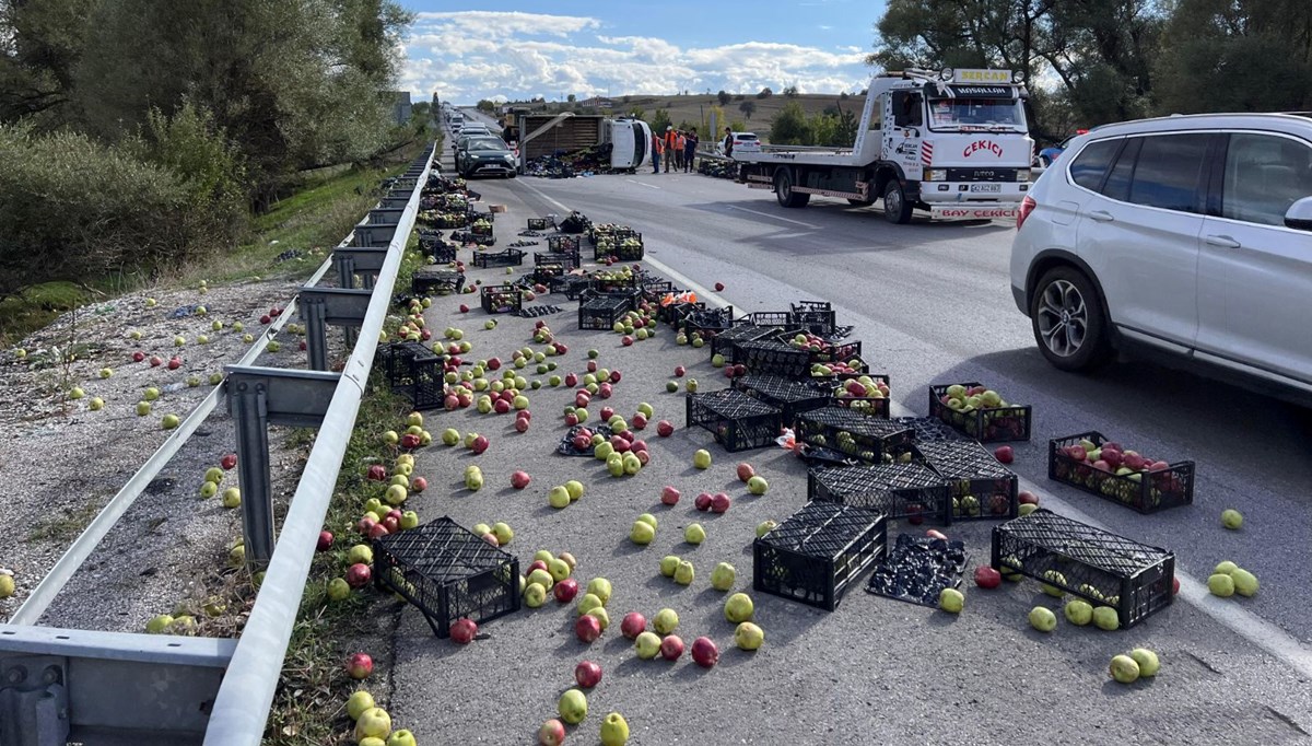 Samsun-Ankara kara yolu kitlendi: Yere elmalar saçıldı